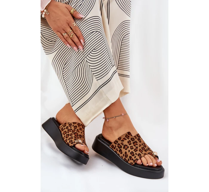 Dámské sandály na platformě a nízkém klínku s ozdobným detailem imitace leopardí kůže hnědé Saqesse