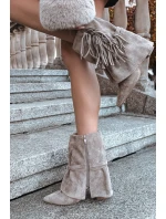 Dámské kotníkové boty na jehlovém podpatku s třásněmi a zlatými přezkami béžové model 21757497 - Boto