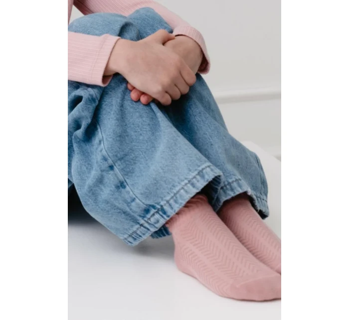 DÍVČÍ NOHY S MĚKKÝM VZOREM 004