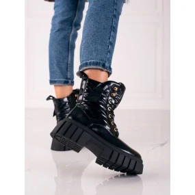 Stylové dámské černé  kotníčkové boty na klínku