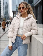 Krótka kurtka damska pikowana z kapturem model 22341005 - FashionStreet Krótka kurtka damska pikowana z kapturem model 22341005 - FashionStreet