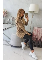 Šaty s ozdobnými volánky a kapucí camel