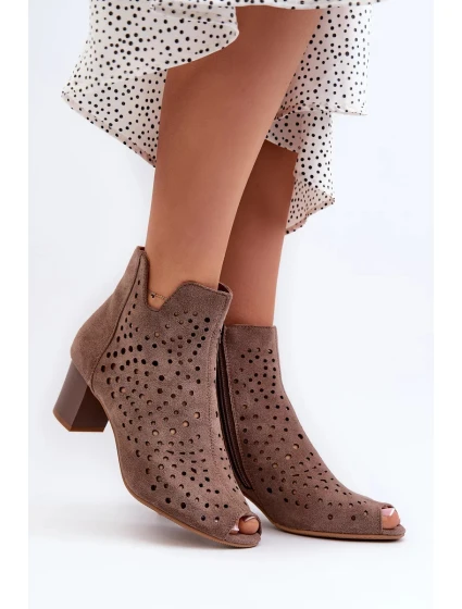 Dámské prolamované eko semišové boty na vysokém podpatku s otevřenou špičkou Hnědá Halania Dámské prolamované eko semišové boty na vysokém podpatku s otevřenou špičkou Hnědá Halania