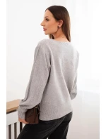 Dámský viskózový svetr s dlouhým rukávem a rozparkem po model 21410296 šedý - K-Fashion Dámský viskózový svetr s dlouhým rukávem a rozparkem po model 21410296 šedý - K-Fashion