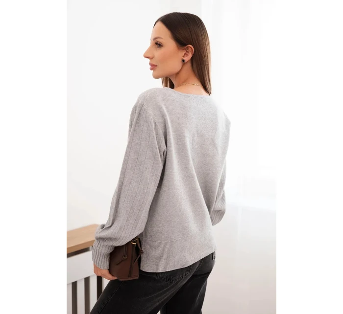 Dámský viskózový svetr s dlouhým rukávem a rozparkem po model 21410296 šedý - K-Fashion Dámský viskózový svetr s dlouhým rukávem a rozparkem po model 21410296 šedý - K-Fashion
