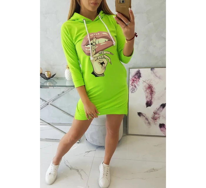 Šaty s delšími zády a barevným model 18742826 potiskem - K-Fashion Šaty s delšími zády a barevným model 18742826 potiskem - K-Fashion