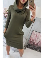 Šaty s kapucí a khaki kapsami