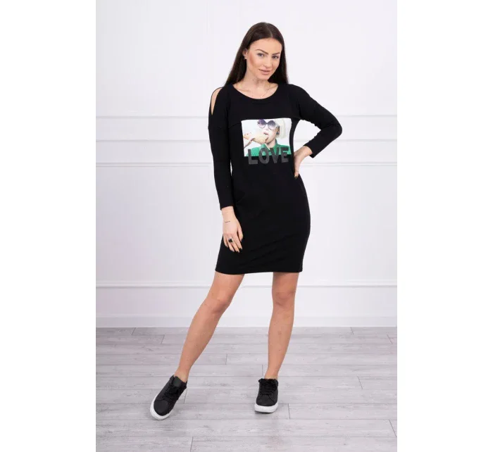 Šaty s potiskem model 18744034 černé - K-Fashion Šaty s potiskem model 18744034 černé - K-Fashion