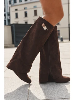 Dámské kozačky na platformě s páskem a stříbrným detailem čokoládové Korivelle