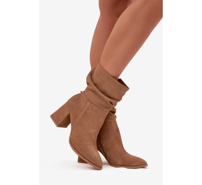 Dámské zateplené kotníkové boty z přírodního semiše na sloupkovém podpatku – béžové Dámské zateplené kotníkové boty z přírodního semiše na sloupkovém podpatku – béžové