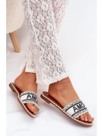 Dámské sandály na plochém podpatku se zdobením Amore bílé Avelina Dámské sandály na plochém podpatku se zdobením Amore bílé Avelina