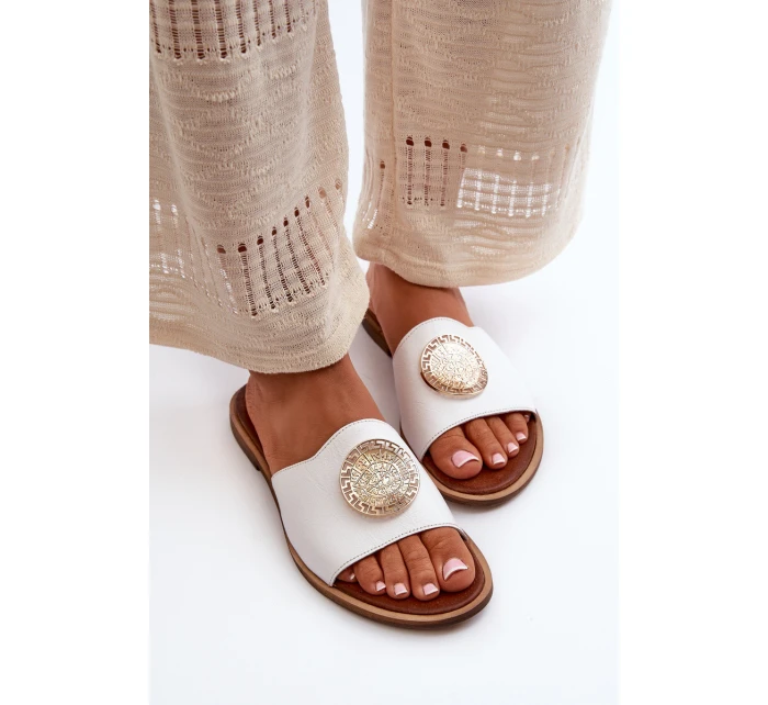 Zazoo 2938 Kožené Žabky Na Ploché Podrážce S Ozdobou Bílé