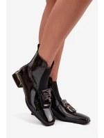 Kožené lakované dámské kotníkové boty na nízkém podpatku s ozdobou model 21715514 Černé - D&A
