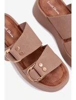 Dámské nazouváky s zlatými sponami tmavě béžové model 22038462 - Boto