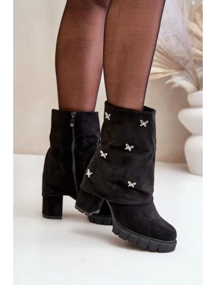 Zdobené boty s ohrnutým svrškem na podpatku černé model 21679301 - Boto Zdobené boty s ohrnutým svrškem na podpatku černé model 21679301 - Boto
