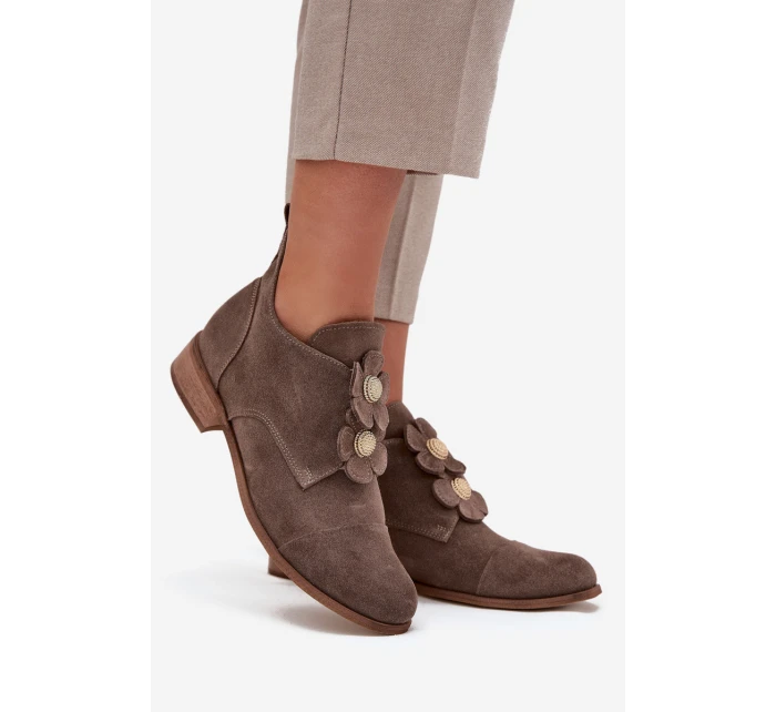 Semišové dámské polobotky s ozdobnými květinami model 21707536 tmavě béžové - Zazoo