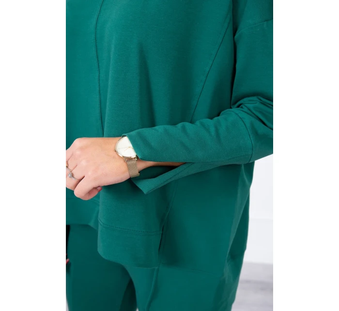 Souprava se zelenou halenkou nadměrné velikosti