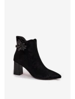 Semišové dámské boty na sloupkovém podpatku s ozdobou D&A – černé Semišové dámské boty na sloupkovém podpatku s ozdobou D&A – černé