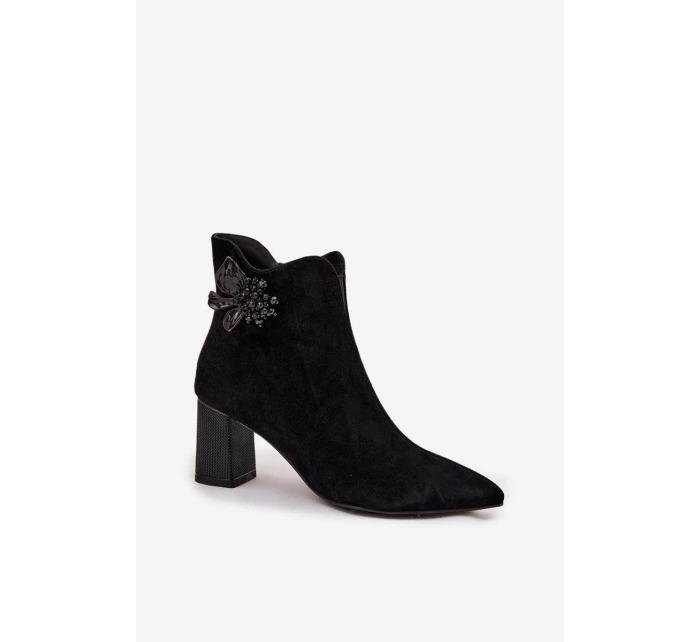 Semišové dámské boty na sloupkovém podpatku s ozdobou D&A – černé Semišové dámské boty na sloupkovém podpatku s ozdobou D&A – černé