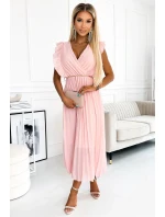 Plisované dámské šaty v broskvové barvě s výstřihem a zlatým řetízkem model 21819818 - numoco basic Plisované dámské šaty v broskvové barvě s výstřihem a zlatým řetízkem model 21819818 - numoco basic