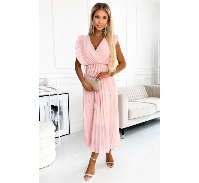 Plisované dámské šaty v broskvové barvě s výstřihem a zlatým řetízkem model 21819818 - numoco basic Plisované dámské šaty v broskvové barvě s výstřihem a zlatým řetízkem model 21819818 - numoco basic