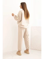 Dámský komplet model 21285327 s volnou mikinou a kalhotami s nápisem LOVE béžový - K-Fashion Dámský komplet model 21285327 s volnou mikinou a kalhotami s nápisem LOVE béžový - K-Fashion
