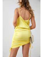 Žluté vypasované šaty s volánky