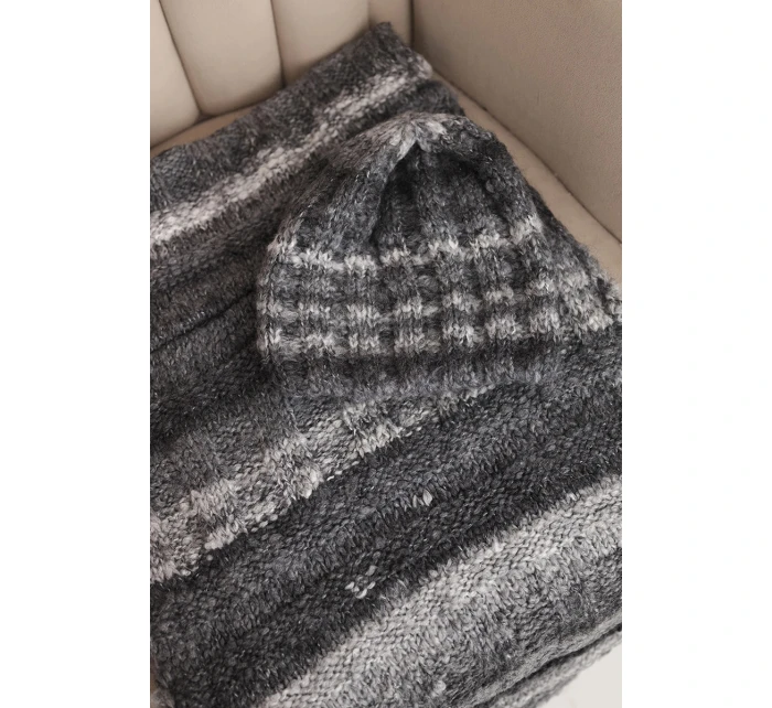 Dámská zimní souprava s čepicí a šálou s  grafitová model 21878015 - K-Fashion