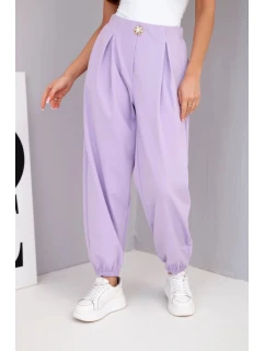 Dámské bavlněné kalhoty s vysokým pasem a ozdobným knoflíkem světle fialové