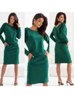 Teplákové šaty s dlouhým rukávem a kapsami střih s výstřihem na zádech zelené model 21303434 - numoco Teplákové šaty s dlouhým rukávem a kapsami střih s výstřihem na zádech zelené model 21303434 - numoco