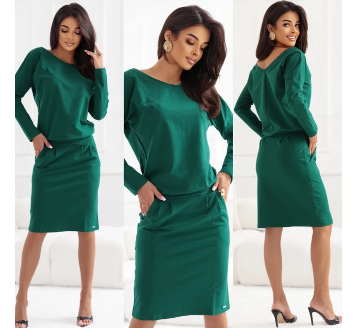 Teplákové šaty s dlouhým rukávem a kapsami střih s výstřihem na zádech zelené model 21303434 - numoco Teplákové šaty s dlouhým rukávem a kapsami střih s výstřihem na zádech zelené model 21303434 - numoco