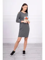 Šaty s potiskem Honey model 18744048 v grafitové barvě - K-Fashion Šaty s potiskem Honey model 18744048 v grafitové barvě - K-Fashion