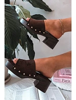 Dámské pantofle na platformě se zlatými sponami čokoládové model 21951376 - Boto Dámské pantofle na platformě se zlatými sponami čokoládové model 21951376 - Boto