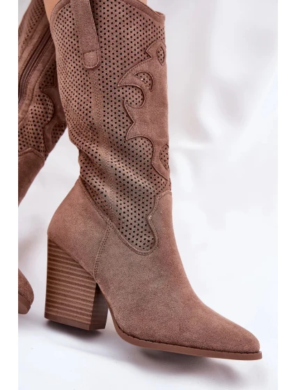 Dámské perforované kozačky ve stylu kovbojek na sloupkovém podpatku S.Barski – hnědé, eko kůže Dámské perforované kozačky ve stylu kovbojek na sloupkovém podpatku S.Barski – hnědé, eko kůže