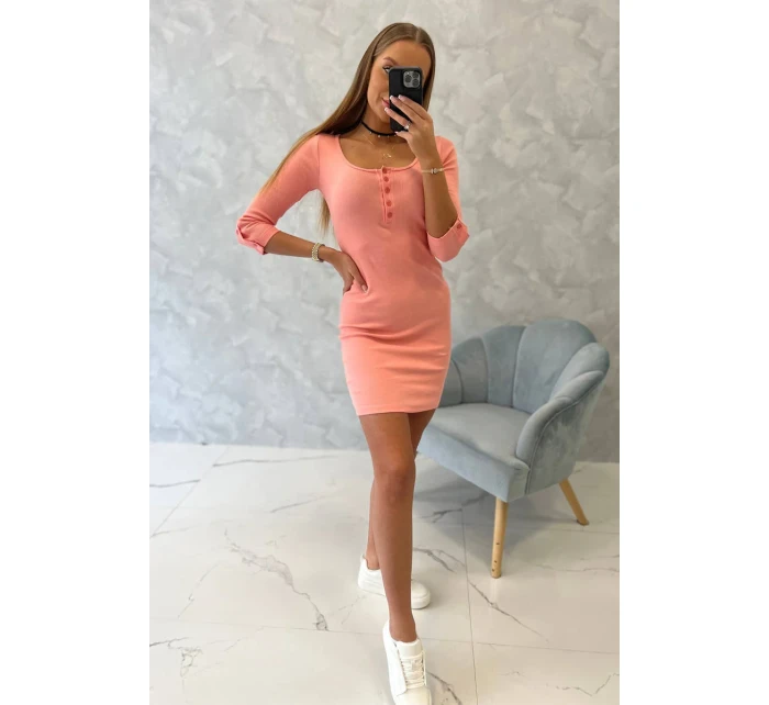 Meruňkové šaty s výstřihem na knoflíky