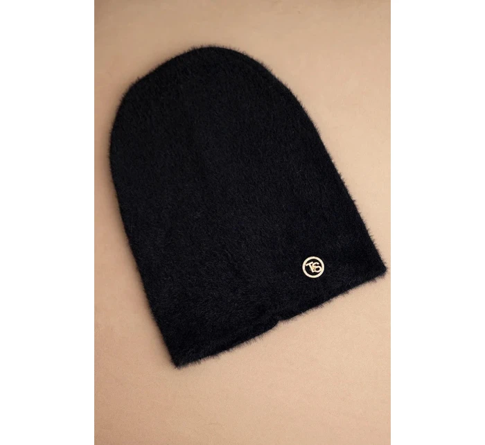 Dámská klasická čepice z měkké pleteniny s černá model 21480743 - K-Fashion Dámská klasická čepice z měkké pleteniny s černá model 21480743 - K-Fashion