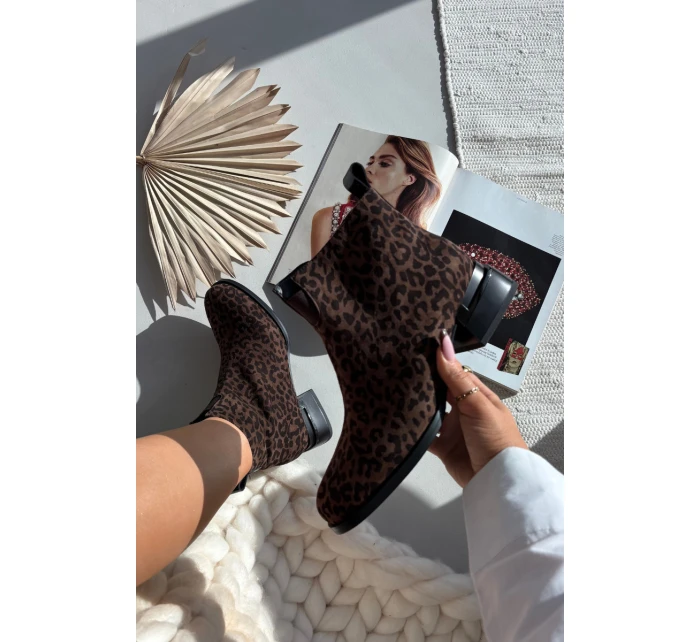 Kotníkové boty z přírodního semiše na klínu Panterka D&A JC52-852 hnědé