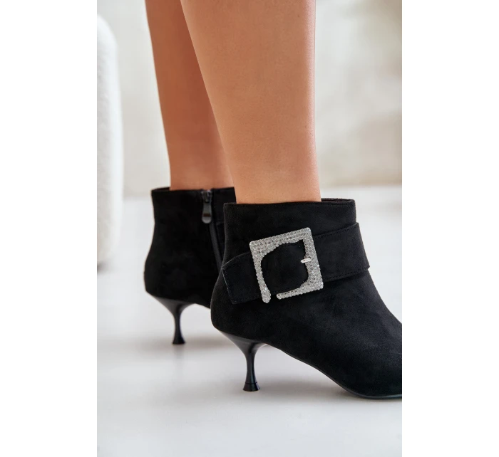Dámské botky na jehlovém podpatku s ozdobnou sponou černé model 21671085 - Boto