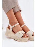 Dámské sandály na klínu s přezkou béžové model 21696184 - Boto Dámské sandály na klínu s přezkou béžové model 21696184 - Boto