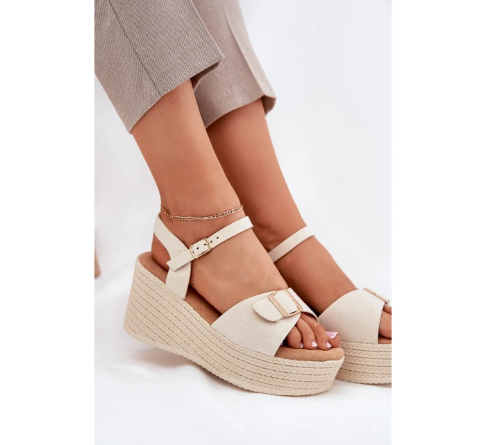 Dámské sandály na klínu s přezkou béžové model 21696184 - Boto Dámské sandály na klínu s přezkou béžové model 21696184 - Boto