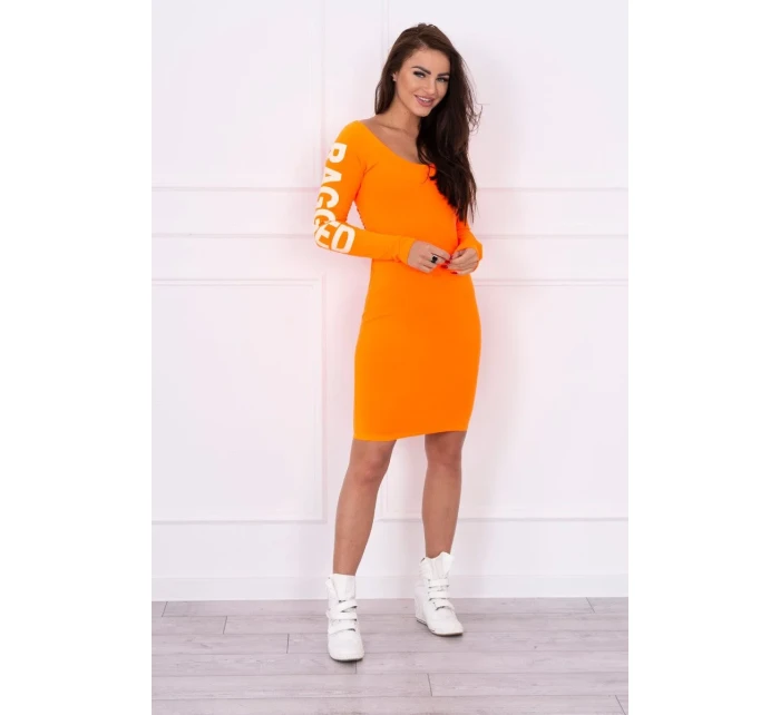 Otrhané oranžové neonové šaty Otrhané oranžové neonové šaty