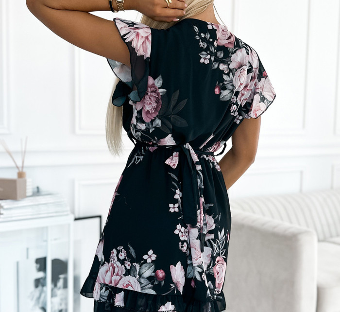 PATRIZIA - Černé dámské šaty s přeloženým obálkovým výstřihem, opaskem, krátkými rukávy a se vzorem růží 468-2