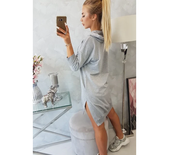 Šaty s kapucí a delšími zády šedé