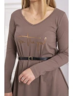 Šaty s ozdobným páskem a nápisem mocca Šaty s ozdobným páskem a nápisem mocca