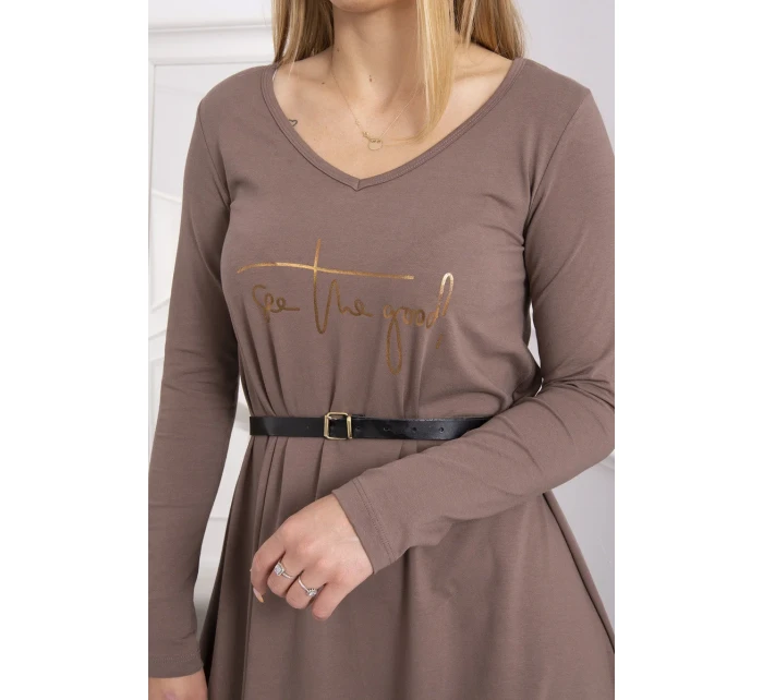 Šaty s ozdobným páskem a nápisem mocca Šaty s ozdobným páskem a nápisem mocca