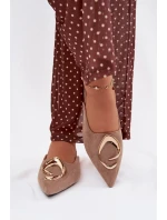 Dámské nazouváky s ozdobným zlatým detailem tmavě béžové model 21918971 - Boto Dámské nazouváky s ozdobným zlatým detailem tmavě béžové model 21918971 - Boto