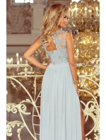 Dlouhé dámské šaty ve stříbrné barvě bez rukávů a s vyšívaným výstřihem model 6405966 - numoco