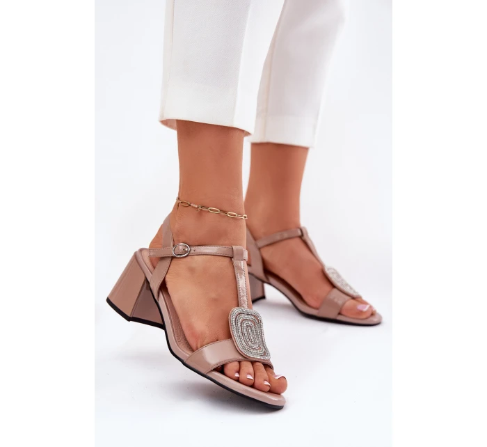 Kožené Lakované Dámské Sandály Na Podpatku S Ozdobou model 21695186 Béžové - VINCEZA Kožené Lakované Dámské Sandály Na Podpatku S Ozdobou model 21695186 Béžové - VINCEZA