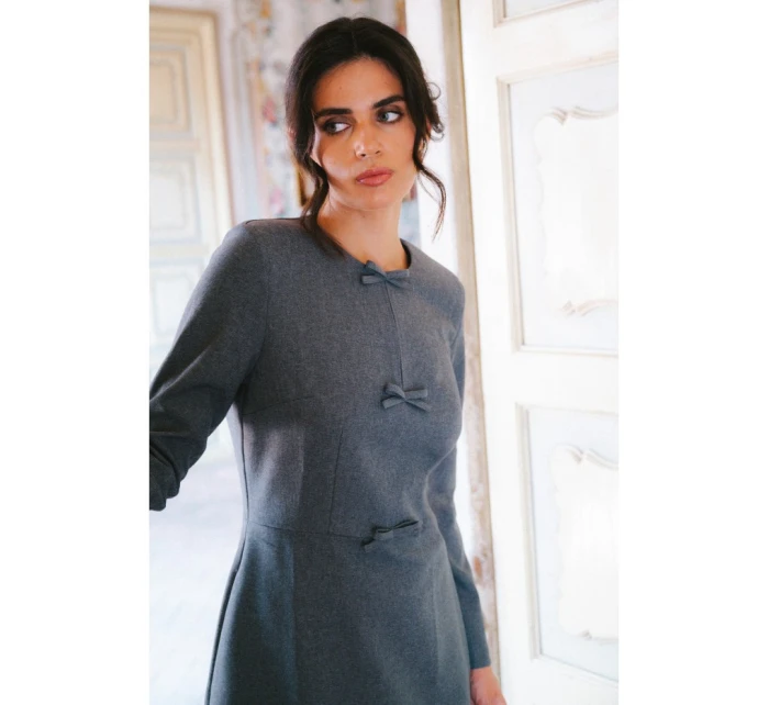 model 21319075 Šaty s mašlemi šedé - STYLOVE