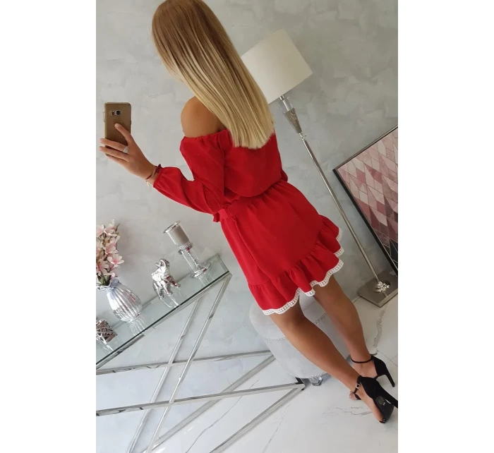 Šaty s odhalenými rameny a krajkou červené barvy Šaty s odhalenými rameny a krajkou červené barvy